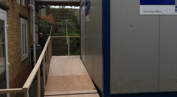 Lambeths Rehabilitationszentrum in London mit temporärem Personenaufzug während der Aufzugsrenovierung ausgestattet