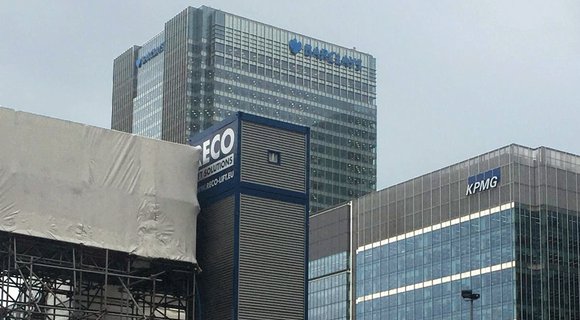 Canary Wharf Contractors Ltd. zet tijdelijke RECO PP personenlift in bij DLR`s Poplar station in Londen