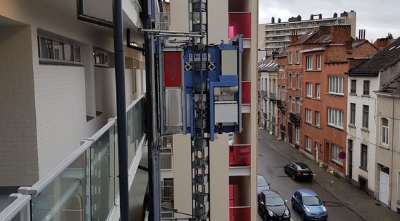 Orion Dynamics installiert einen temporären Personenaufzug für eine Wohnung in Brüssel-Elsene