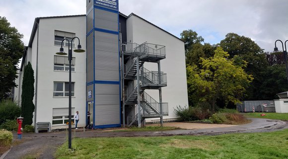Noodlift geplaatst: tijdelijke buitenlift bij verzorgingsthuis in Erftstadt na liftstoring